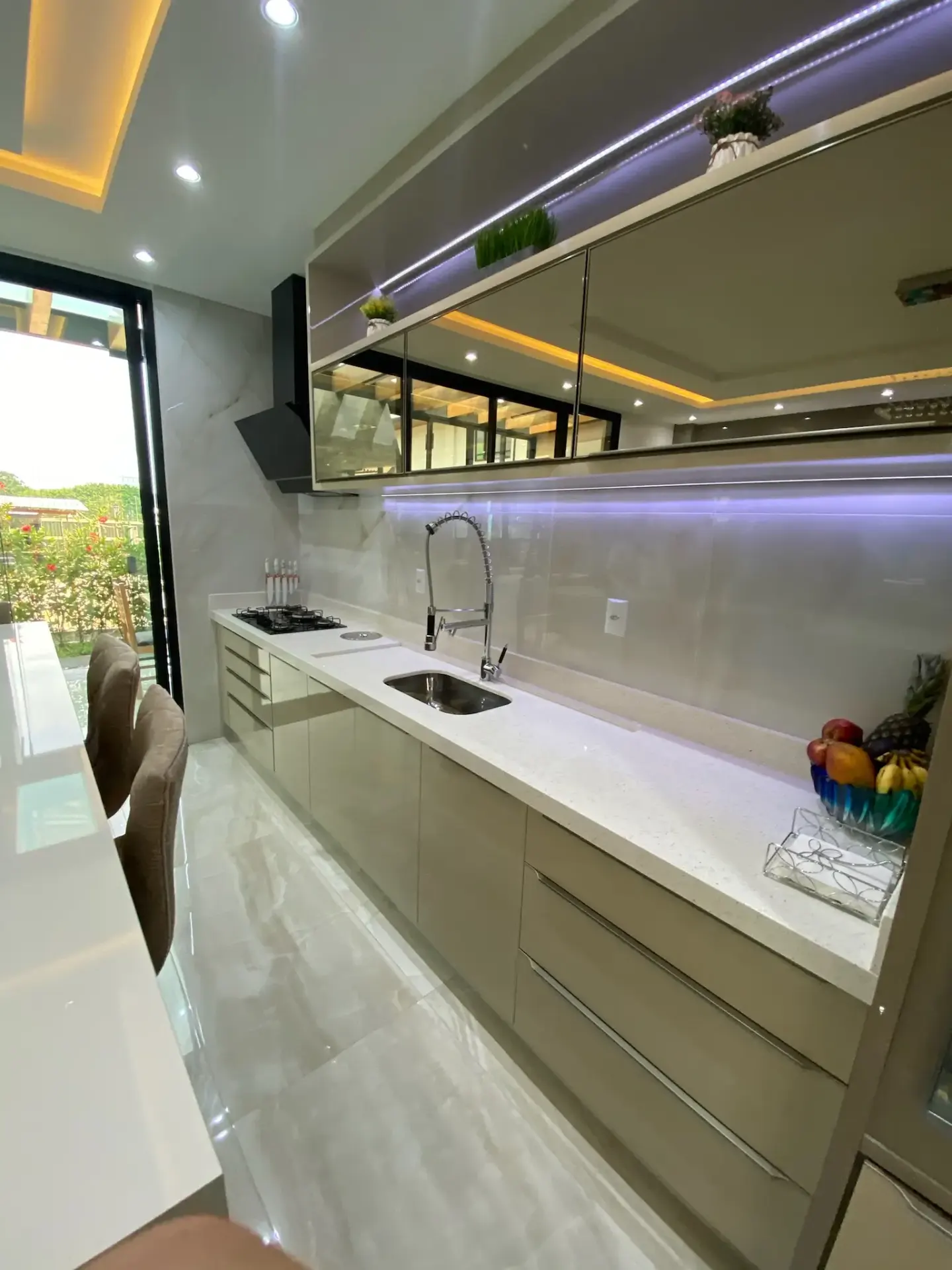 Projeto entregue: cozinha com acabamento champagne