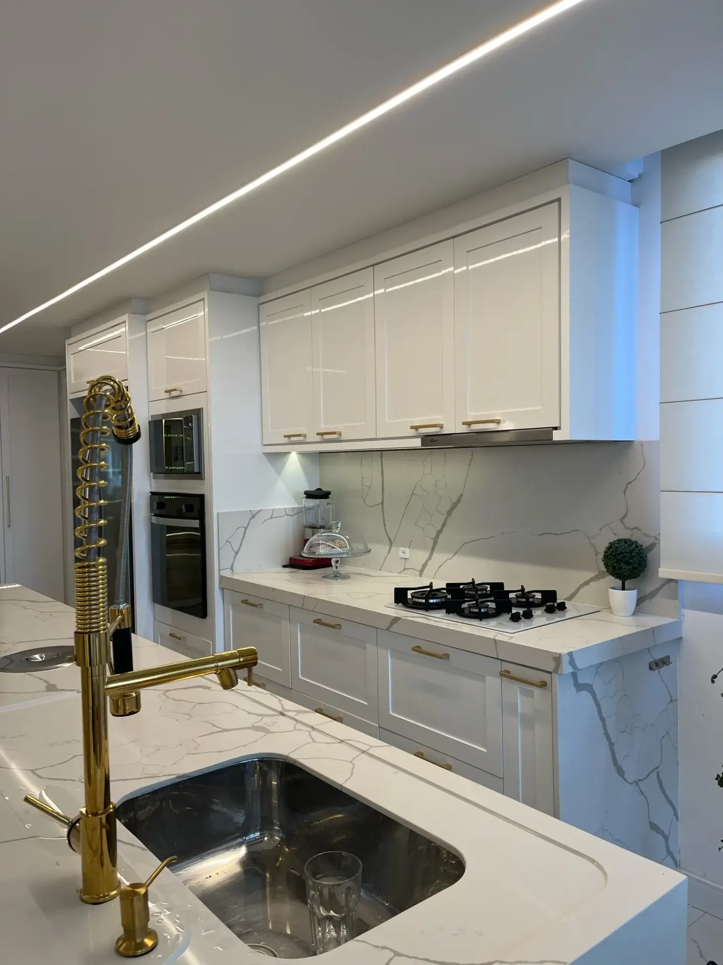 Projeto entregue: cozinha clássica branca com bancada calacatta