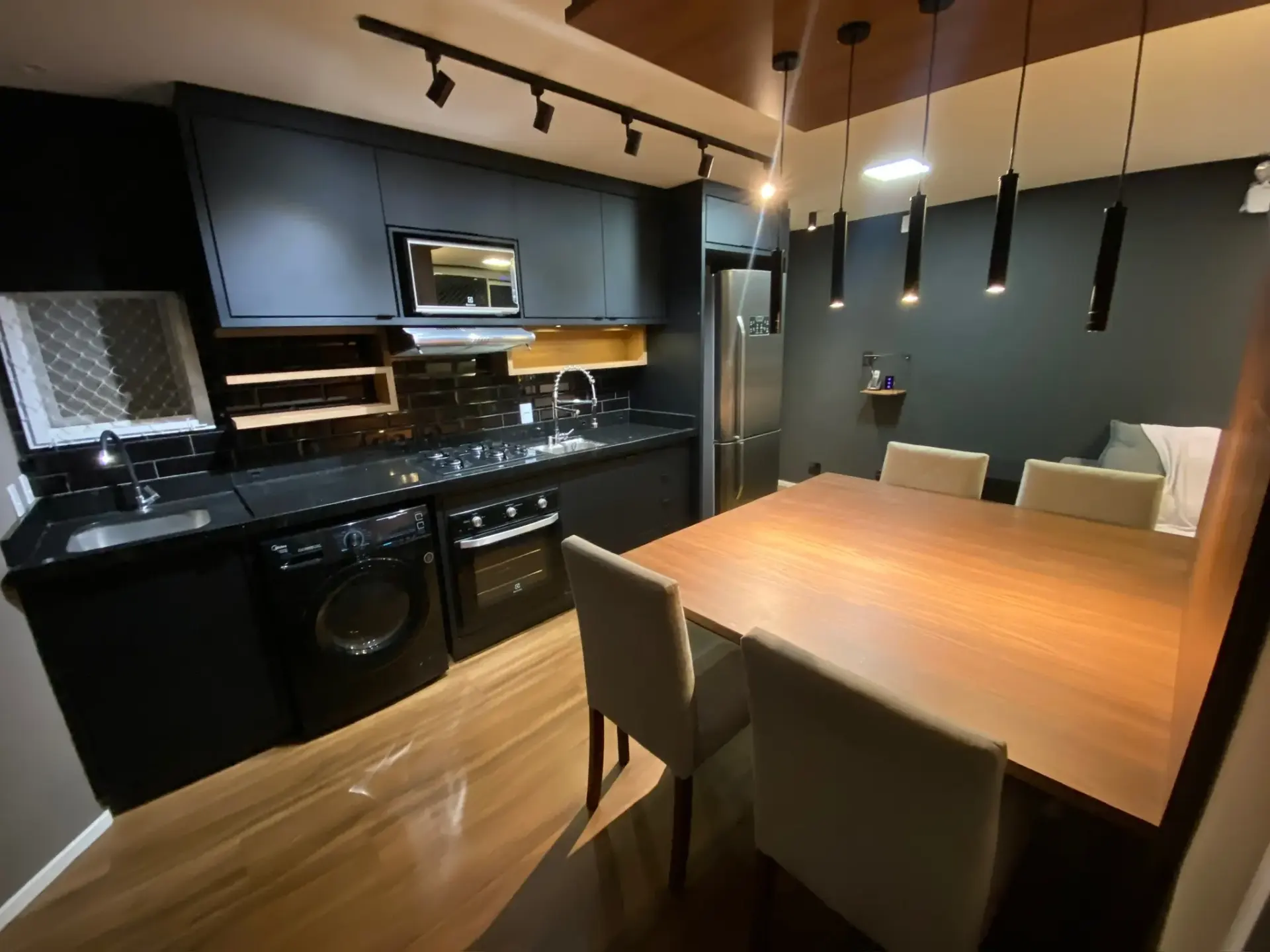 Projeto entregue: cozinha preta sob medida